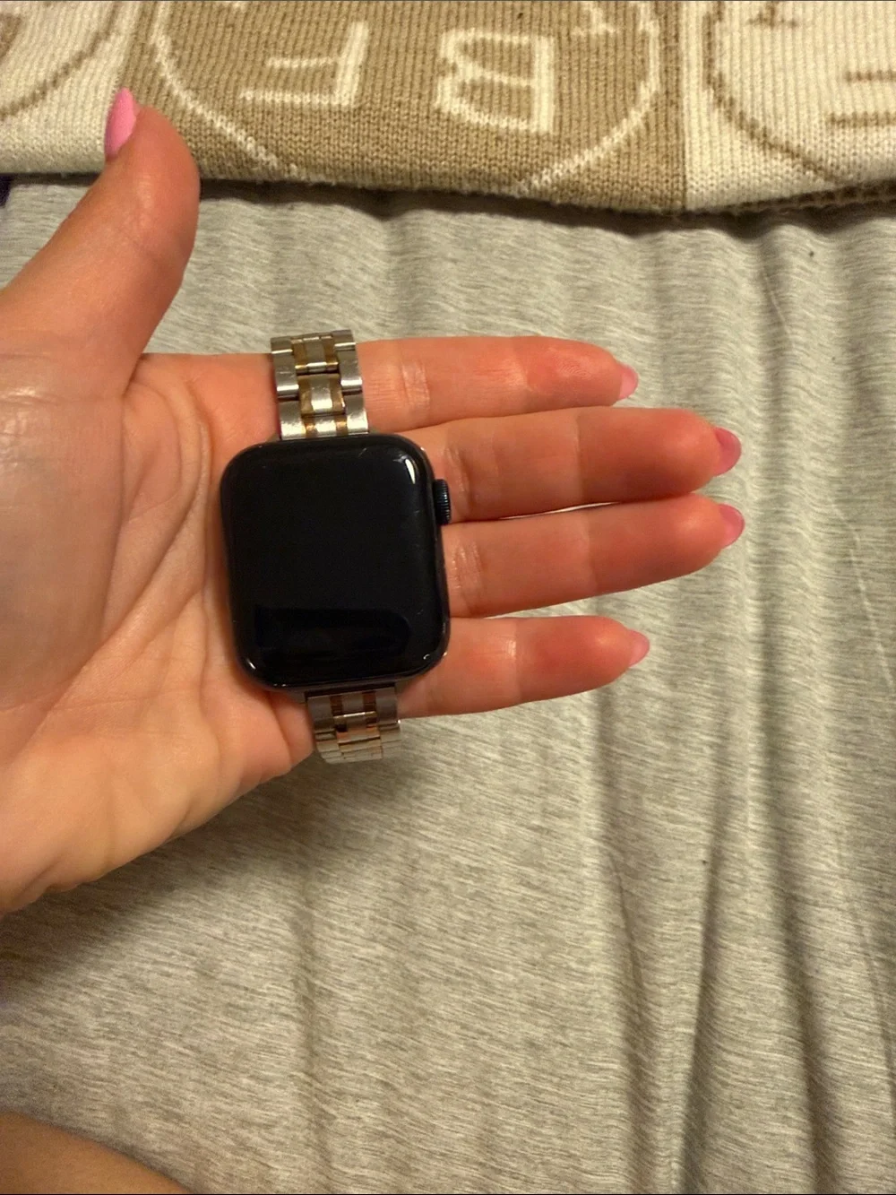 Apple Watch SE 40mm with metal thin band and brand new white band